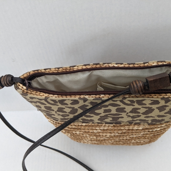 Bundles of 3 Save15%.NWOT Straw and animal print summer shoulder bag. Zip close - Picture 5 of 6
